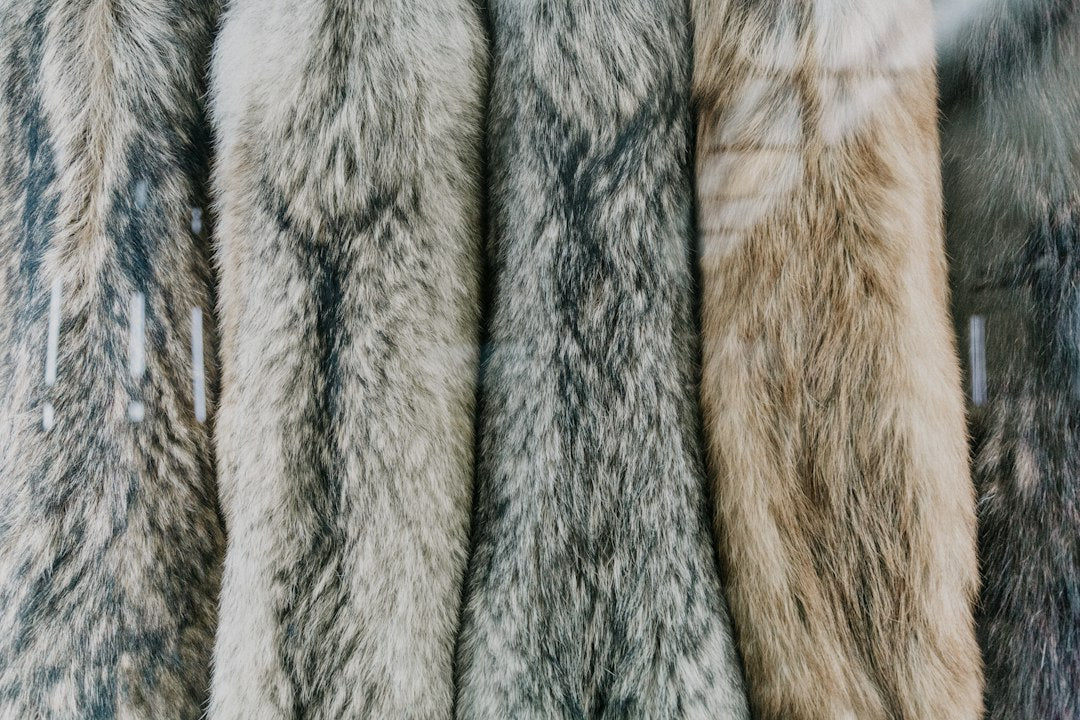 How to Choose Luxury Faux Fur Throws for a Calm, Cozy Bedroom