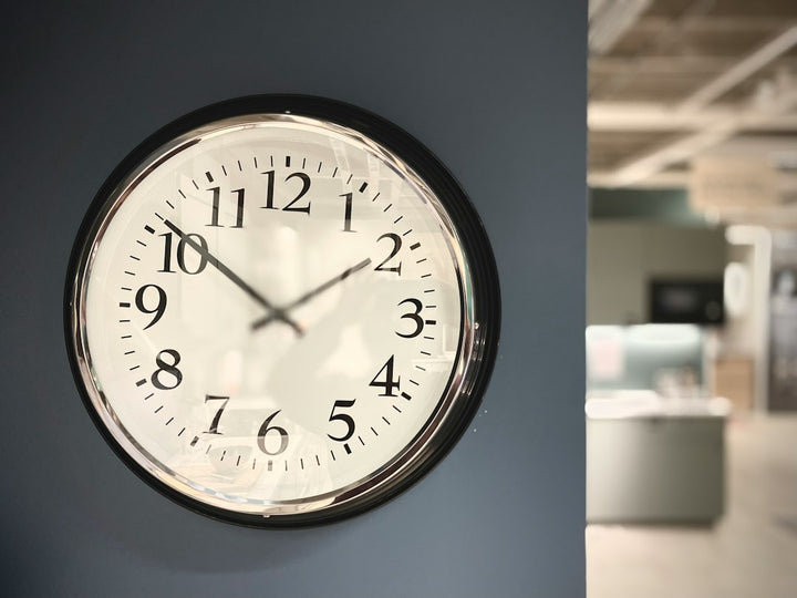 How to Style a 25cm Wall Clock in a Small Kitchen Without Overcrowding the Space