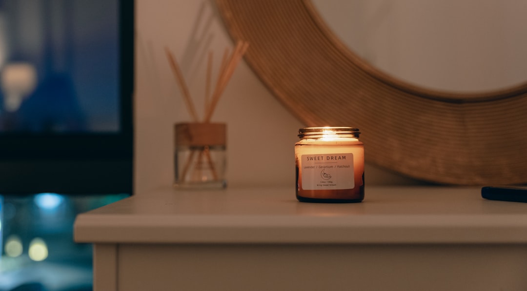 How to Choose Non Toxic Scented Candles for a Healthier, Cozier Bedroom