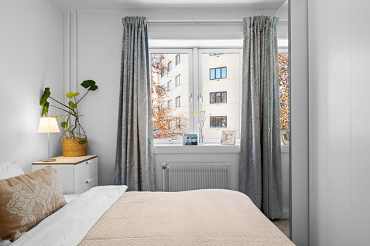 How to Choose Curtains for a Small Bedroom Without Blocking Natural Light