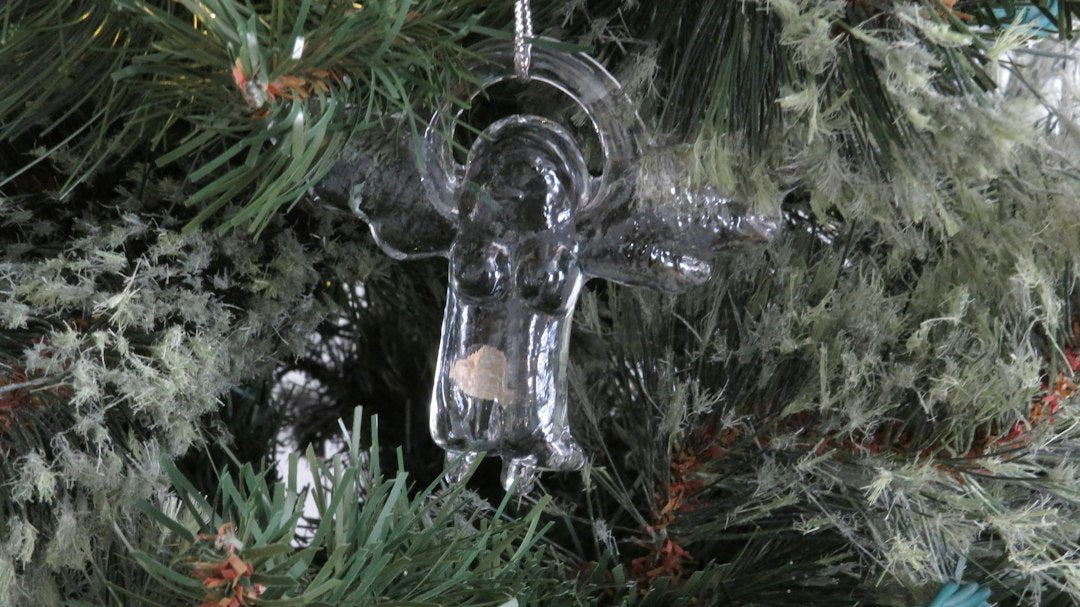How to Choose Unusual Glass Ornaments for a One-of-a-Kind Tree